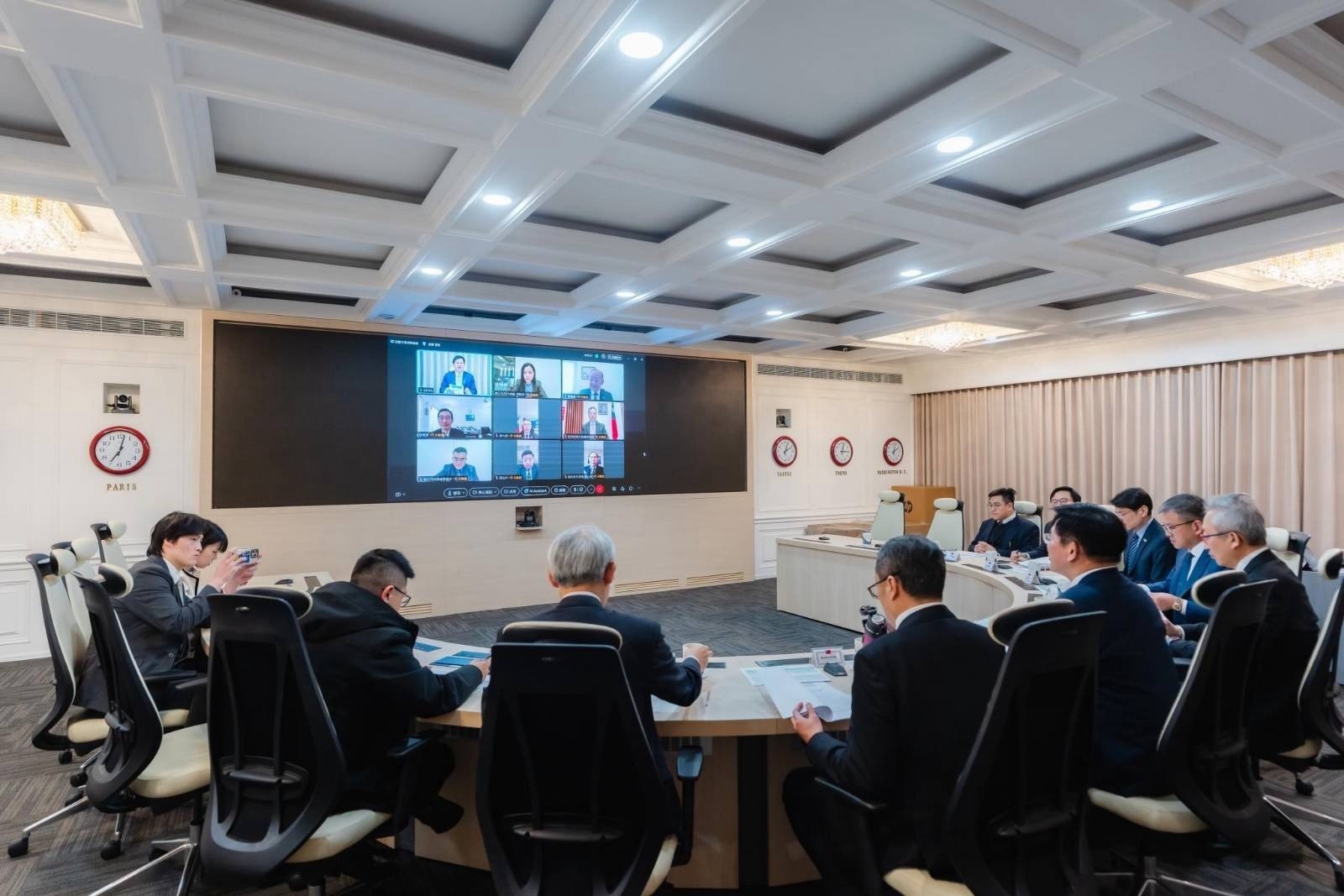 圖說三:外交部長林佳龍與駐中東地區相關館處館長共同舉行中東情勢應變視訊會議。