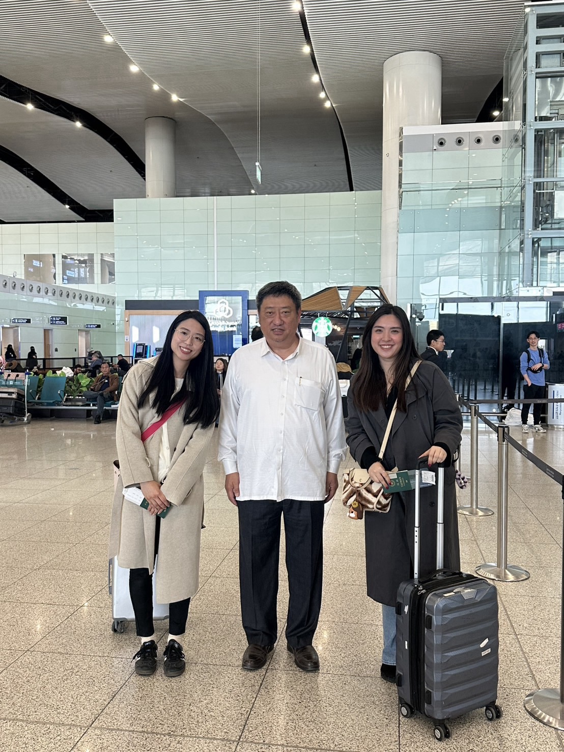 圖說二:駐沙烏地阿拉伯代表處代表張治平(中)與旅居巴林赴利雅德搭乘日本包機離境之國人合影。