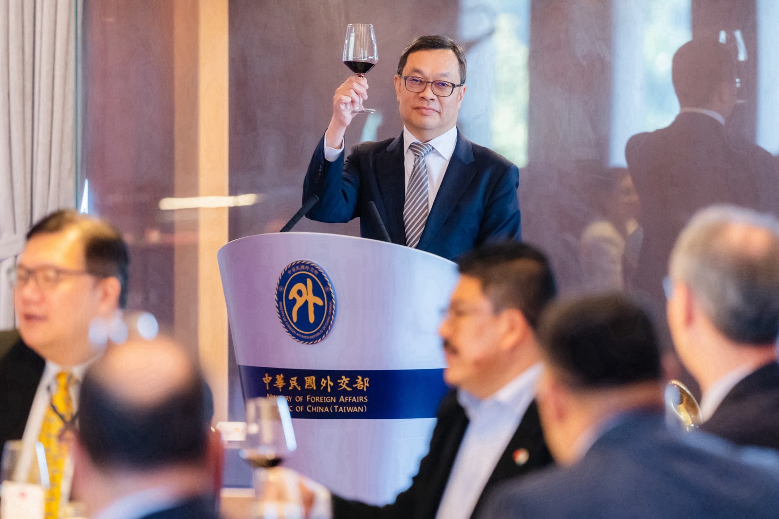 圖說二:外交部政務次長陳明祺於款宴中致詞祝酒。