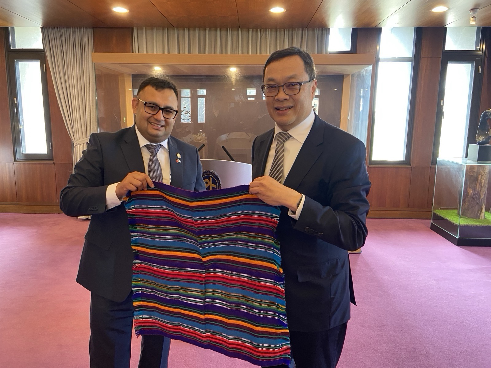 圖說三:瓜地馬拉交通部次長蘇利亞諾(José Fernando Suriano,左)致贈外交部政務次長陳明祺(右)紀念品。