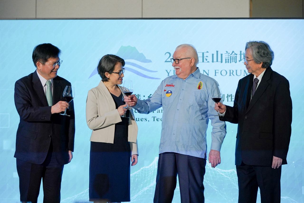 圖說二:蕭美琴副總統與波蘭前總統華勒沙(Lech Wałęsa)、外交部長林佳龍及臺灣亞洲交流基金會董事長蕭新煌共同祝酒。
