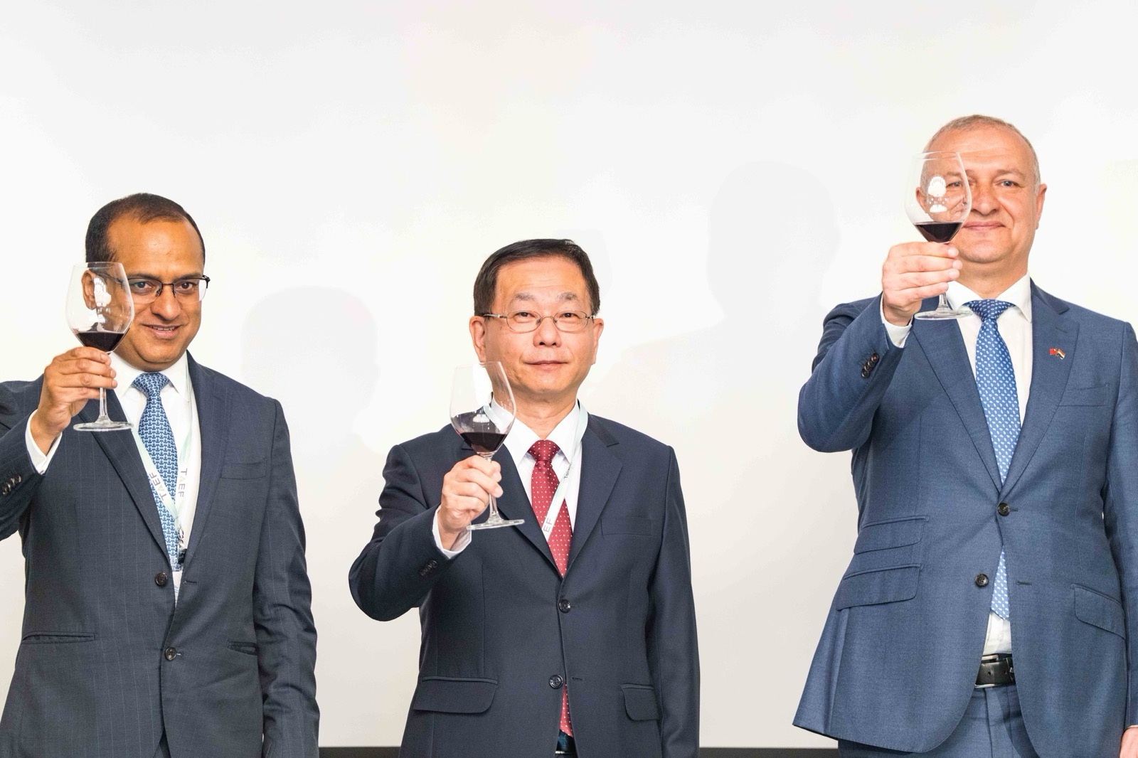 圖說四:外交部常務次長葛葆萱(中)與荷蘭,印度專題演說貴賓祝酒。