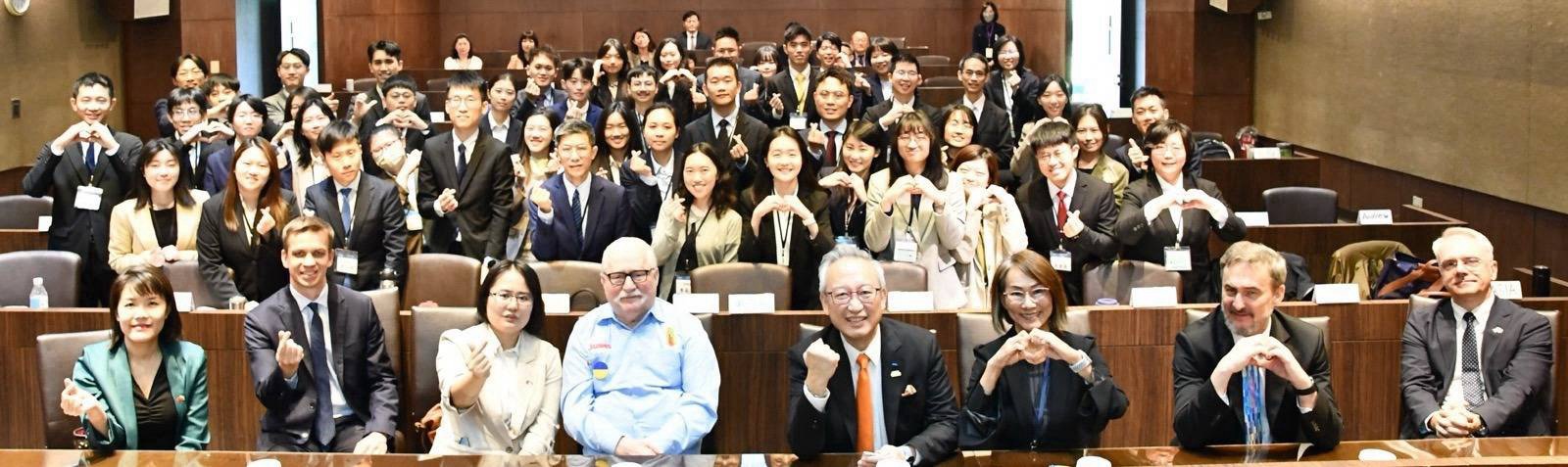 圖四:華勒沙前總統(H.E. Lech WAŁĘSA)與外交學院院長、副院長、波蘭官員及第59期學員們合影。