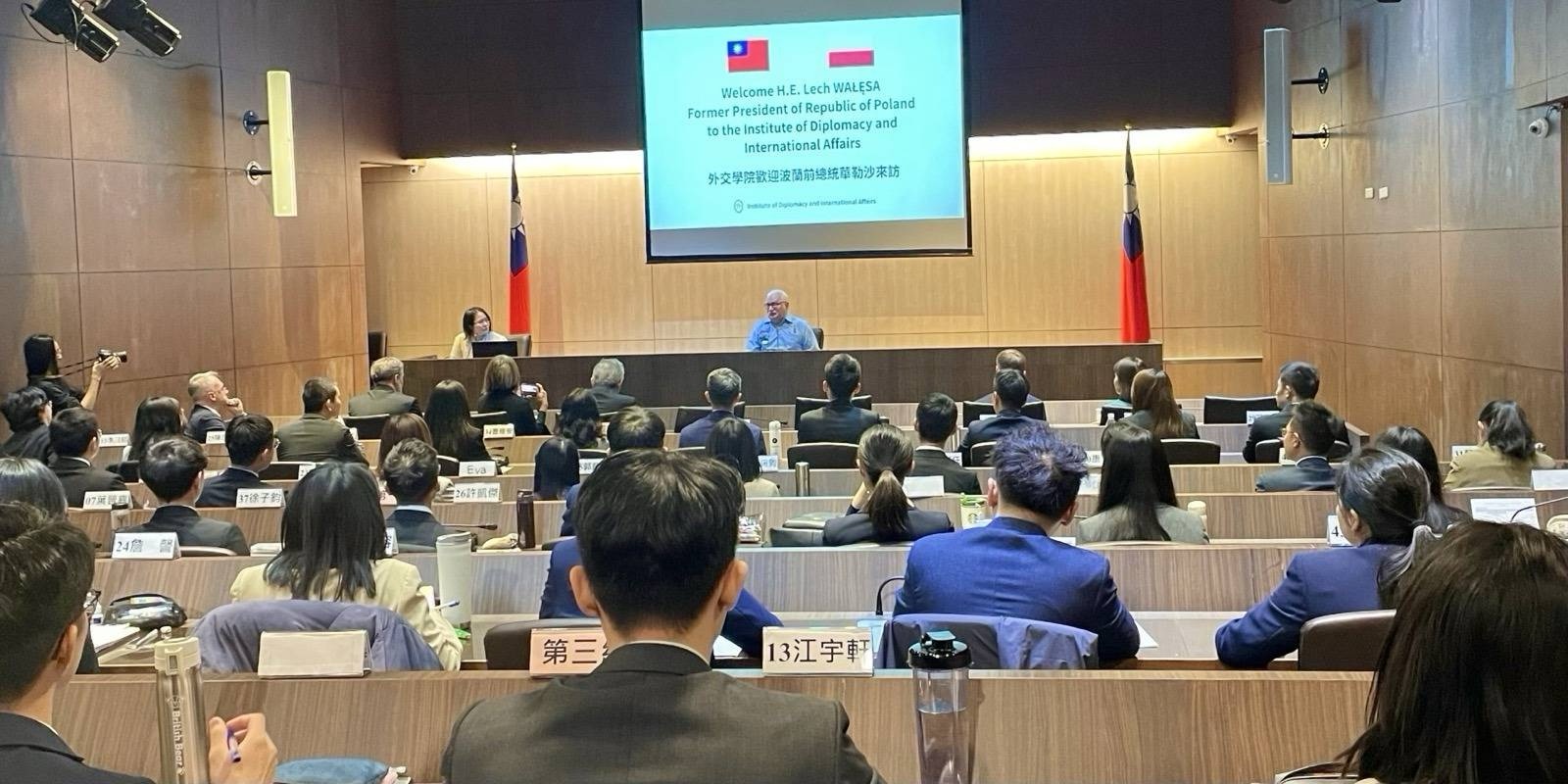 圖二:華勒沙前總統(H.E. Lech WAŁĘSA)與第59期新進外交領事學員座談。