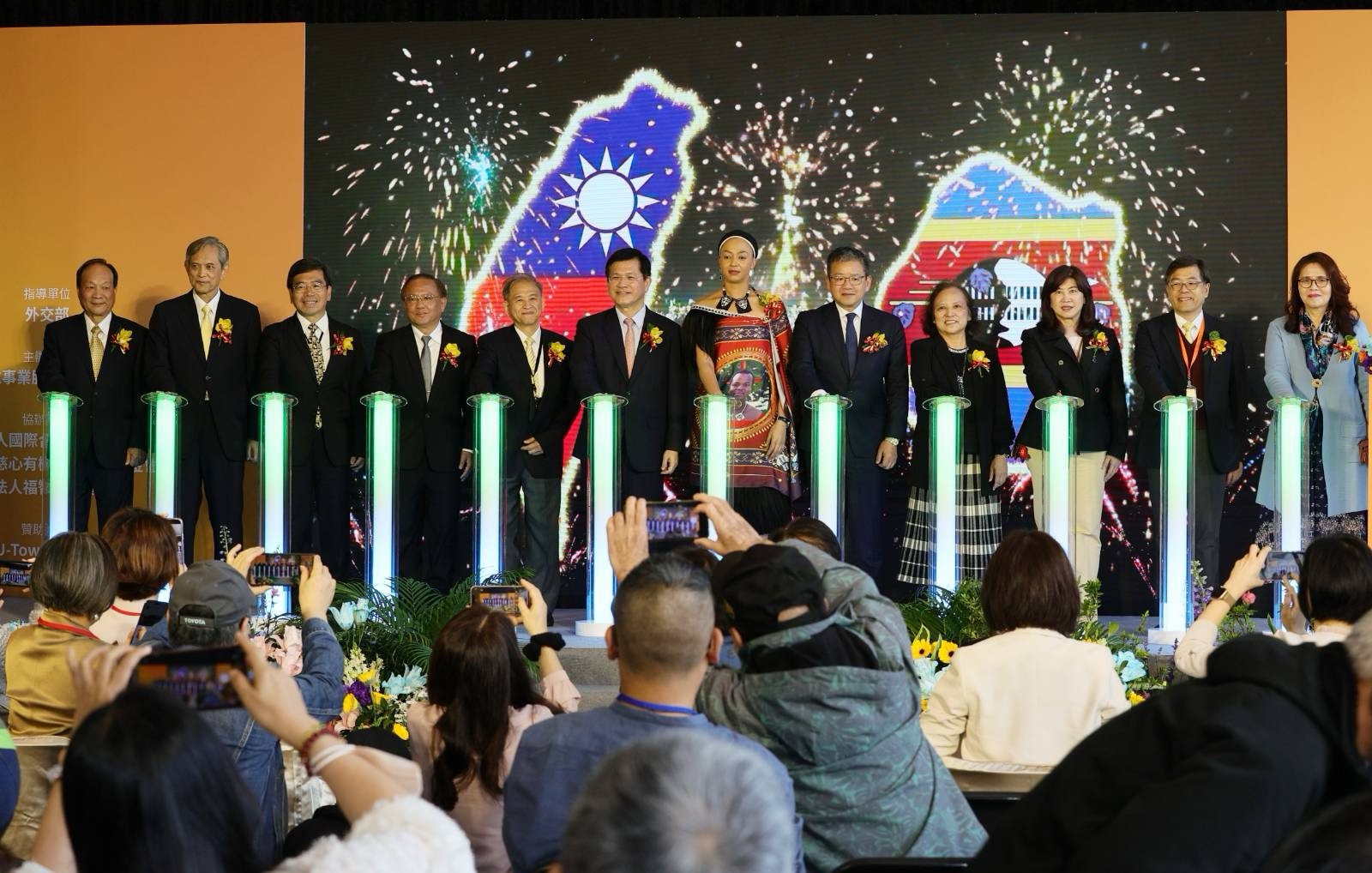 圖說三:外交部長林佳龍(左六)與里仁公司及出席貴賓共同啟動「史瓦帝尼文化節」開幕儀式。