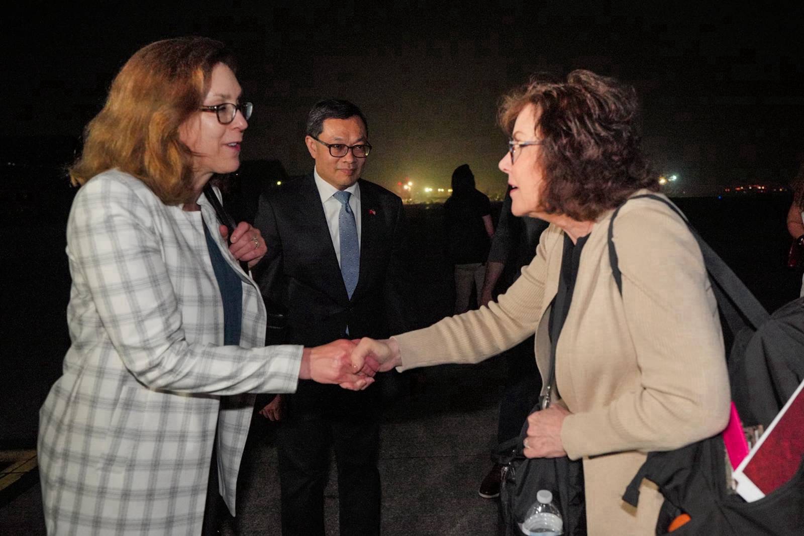 圖說四:美國在台協會台北辦事處(AIT/T)副處長梁凱雯(Karin Lang,左)與聯邦參議員羅珊 (Jacky Rosen, D-NV,右)握手致意。