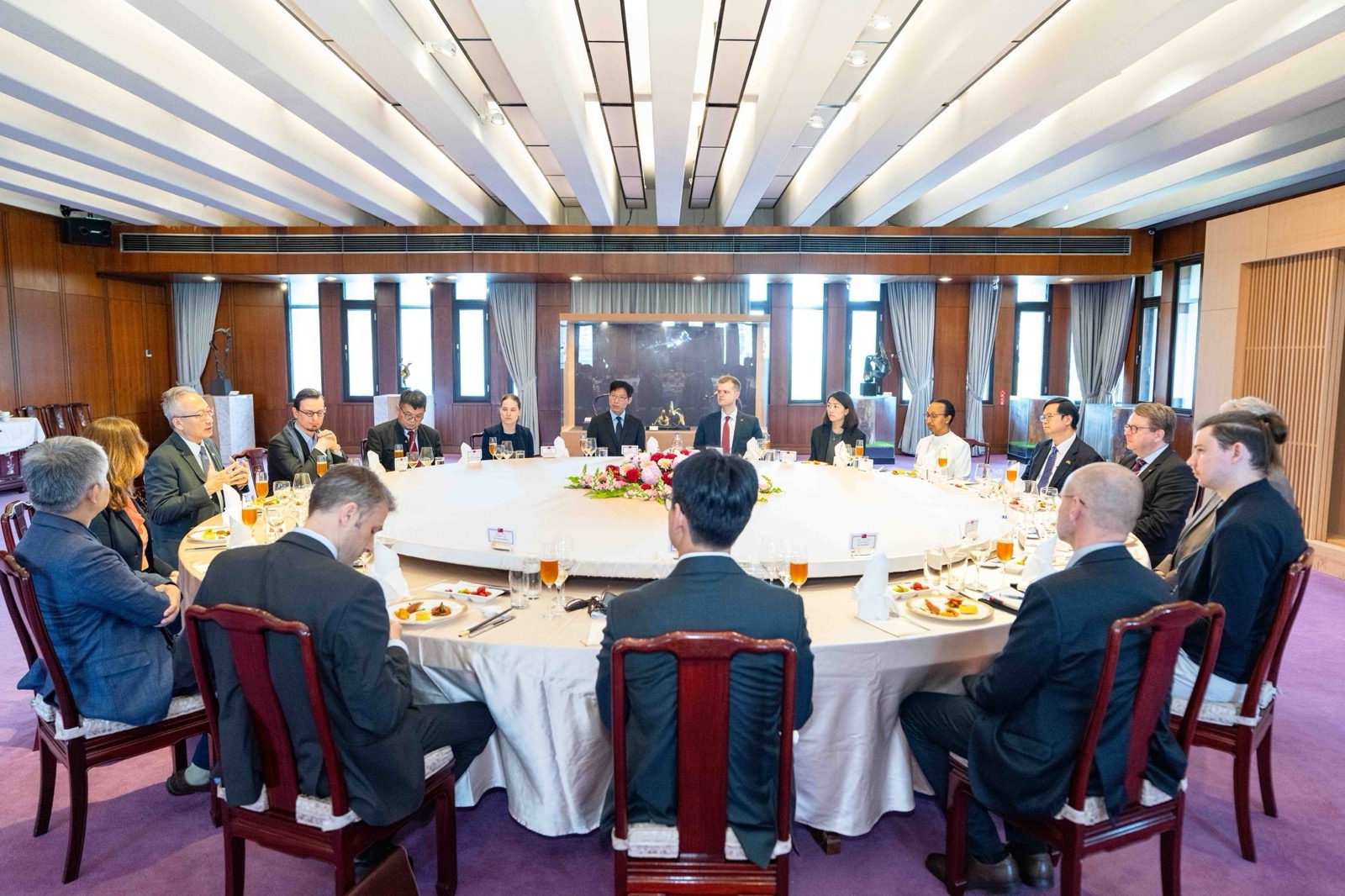 圖說二:外交部政務次長吳志中款宴德國國會司法與消費者保護委員會訪問團。