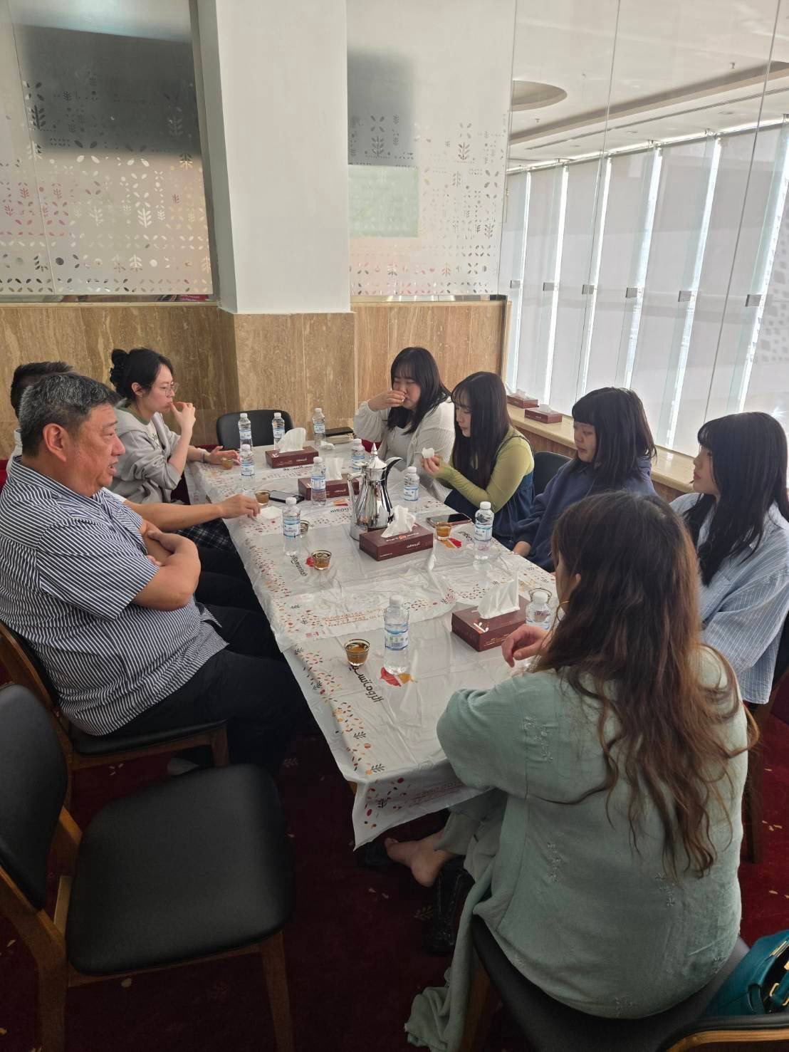 圖說二:駐沙烏地阿拉伯代表處代表張治平與我國在科威特大學的5位交換學生餐敘,關懷其在外求學與生活情形。