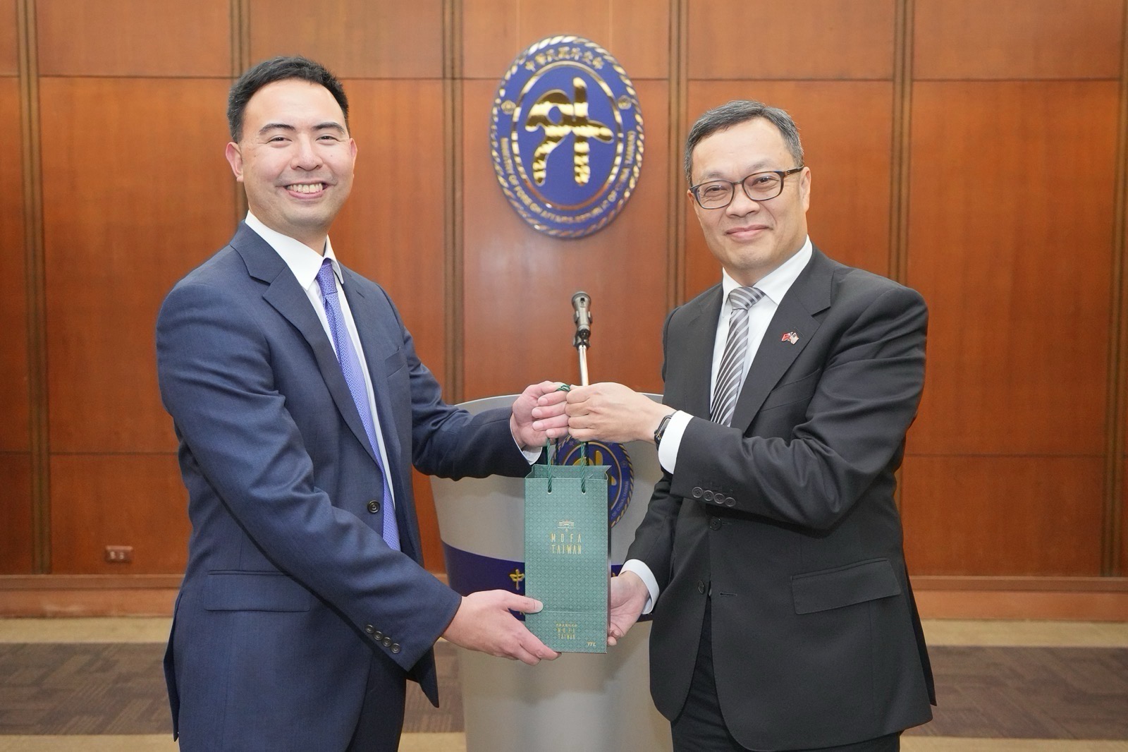 圖說二:外交部政務次長陳明祺(右)致贈聯合太平洋創新聯盟創辦人Eric Du(左)禮品及合影。