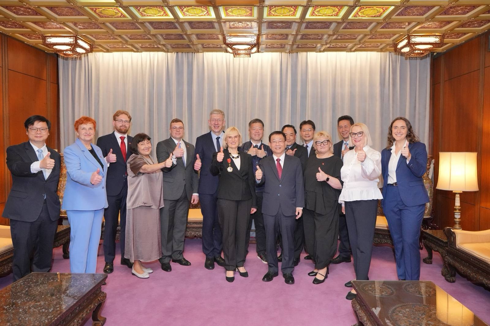 圖說四:外交部常務次長葛葆萱與拉脫維亞國會友台小組訪問團及陪賓合影。