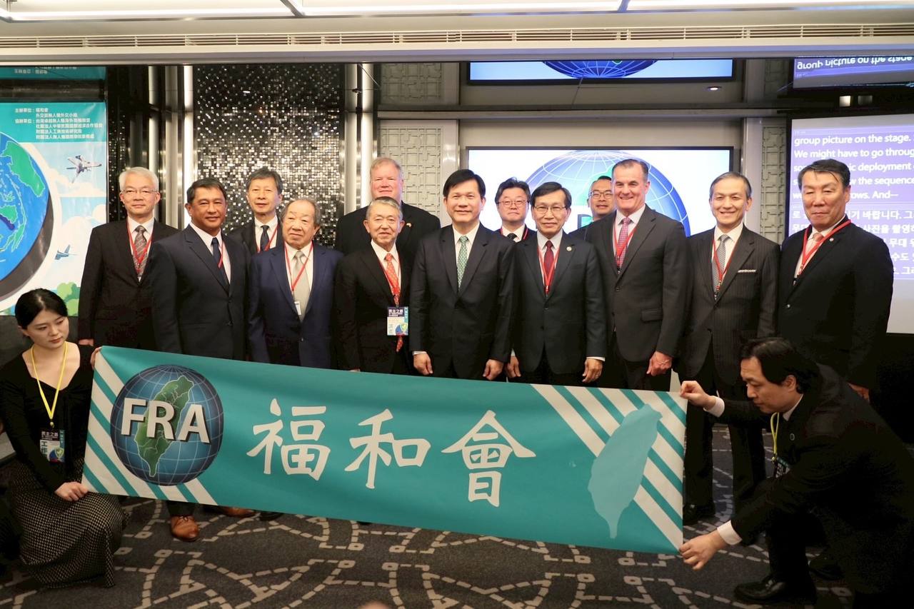 圖說三:外交部長林佳龍(前排中)與福和會理事長陳彥升(前排右四)、前美國太平洋陸軍司令佛林(Charles A. Flynn,前排右三)、前日本自衛隊統合幕僚長岩崎茂上將(前排左四)及韓國、菲律賓等國專家學者合影。