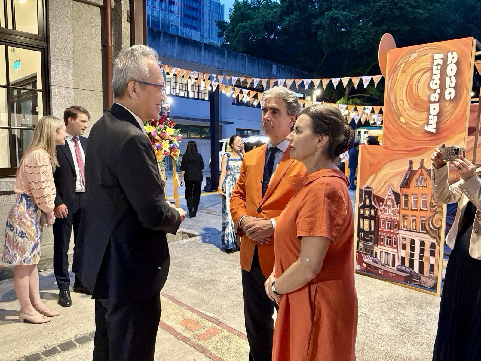 圖說三:外交部政務次長吳志中(左一)與荷蘭駐台代表浦樂施(Bas Pulles,右二)伉儷溫馨交流。