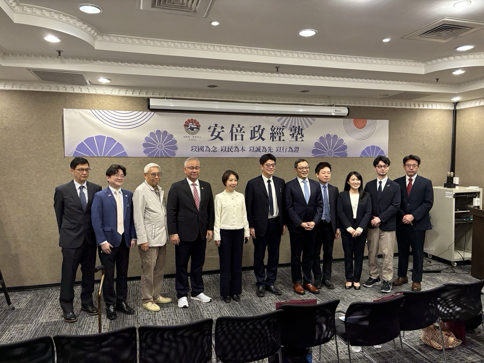 圖說二:日本台灣交流協會廣報文化部長荒木直哉(右二)、新北市議員山田摩衣(右三)、「安倍晉三研究中心」主任李世暉(右四)、外交部政務次長陳明祺(右五)、大陸委員會主任委員邱垂正(右六)、僑務委員會副委員長李姸慧(左五)。