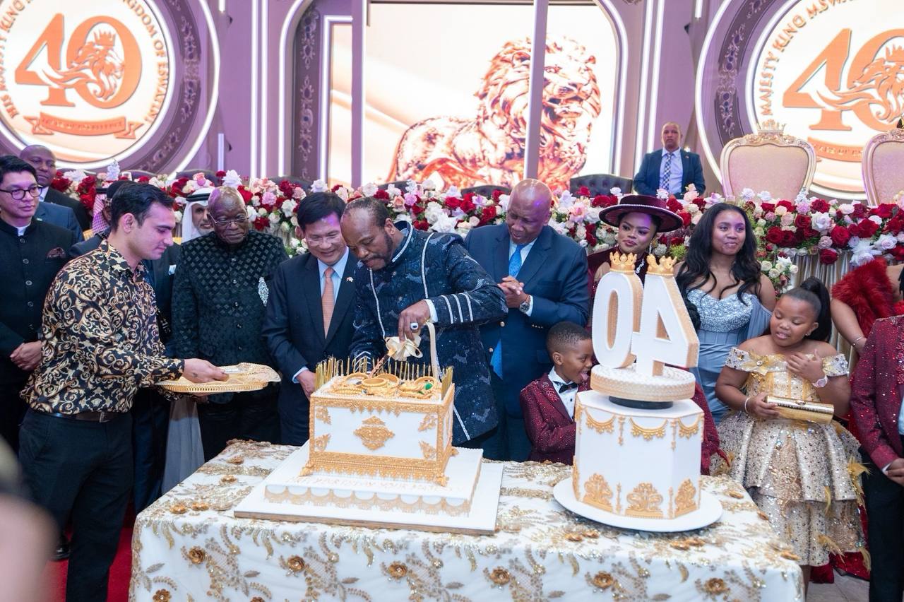 圖說三:史王恩史瓦帝三世(H.M. King Mswati III)(左五)與總統特使林佳龍(左四)及其他國家元首代表在重要外賓晚宴上共同慶祝。