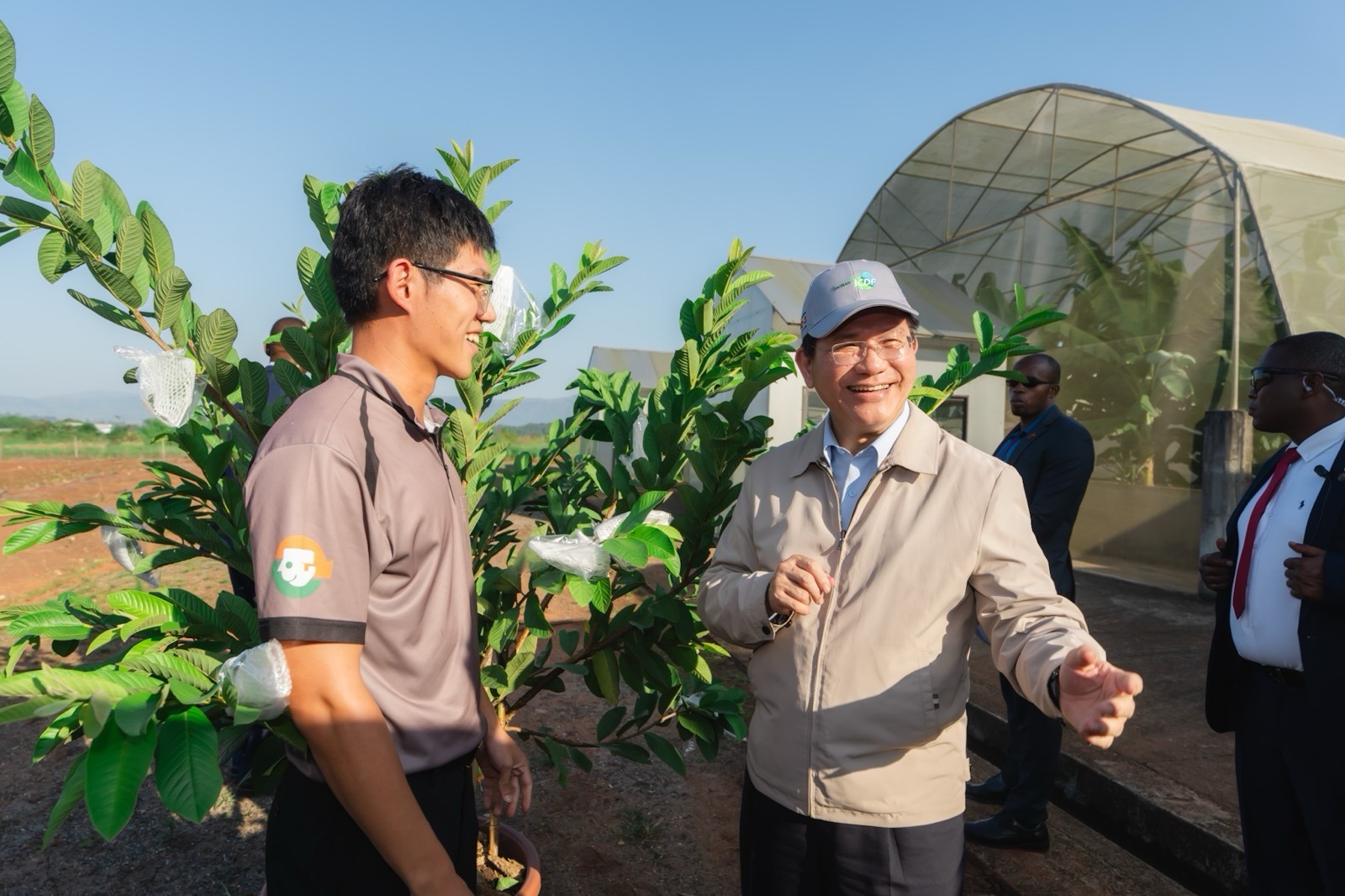 圖說五:總統特使林佳龍視察台史合作果樹示範農場。