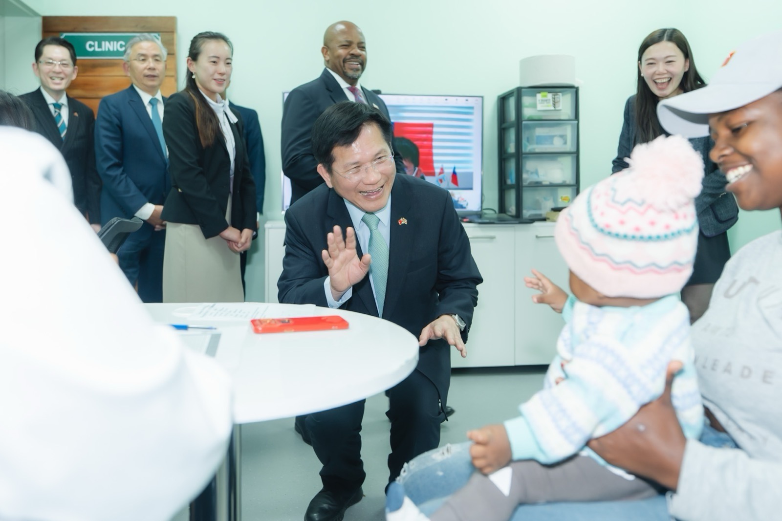 圖說二:總統特使林佳龍在曼齊尼政府醫院(Manzini Government Hospital)智慧診間與看診民眾互動。