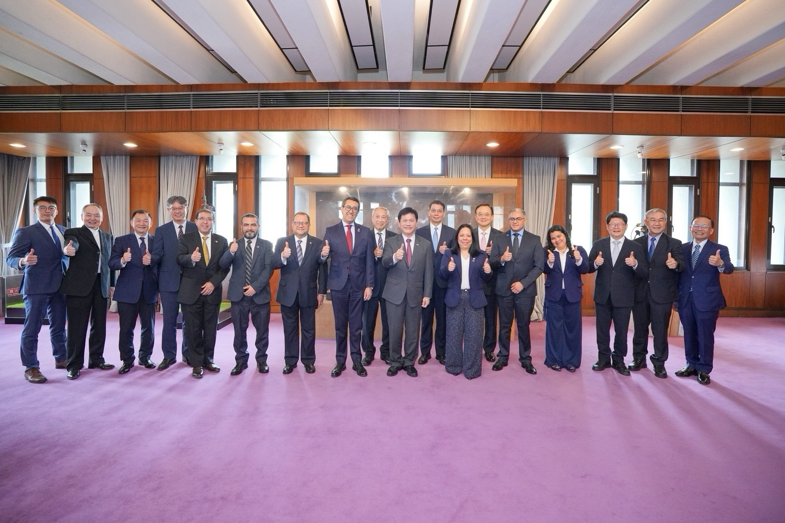 圖說三:外交部長林佳龍(右九)、瓜地馬拉共和國公共財政部長曼高斯(Jonathan Kiril Thomas Menkos Zeissig,左八)、公共財政部次長艾瓦拉多(Débora Eunice Alvarado Franco,右七)及瓜地馬拉駐台大使艾特維(Luis Raúl Estévez López,左七)等人合影。