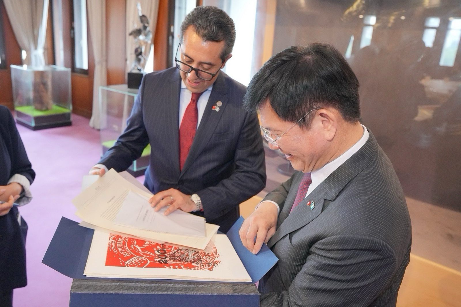 圖說二:瓜地馬拉共和國公共財政部長曼高斯(Jonathan Kiril Thomas Menkos Zeissig,左)致贈外交部長林佳龍(右)瓜地馬拉財政部成立200週年紀念郵票及版畫作品集。