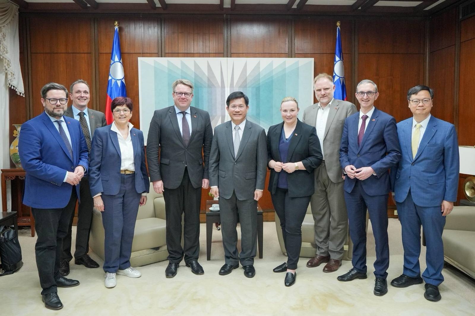 圖說二:外交部長林佳龍與德國基民基社黨國會議員訪問團合影。