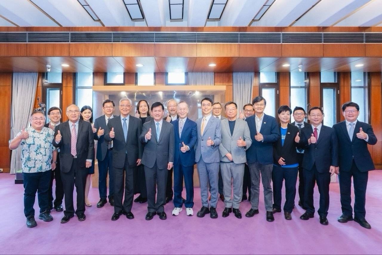 圖三:外交部長林佳龍、全體無任所大使及外交部同仁合影。