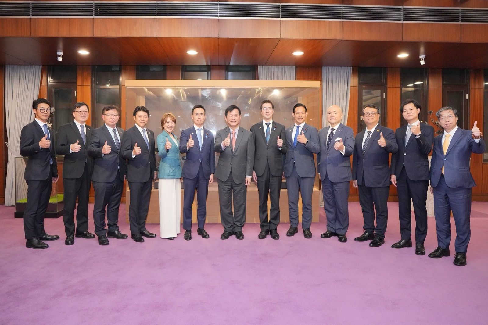 圖說三:外交部長林佳龍與日本自民黨青年局長平沼正二郎眾議員一行合影。