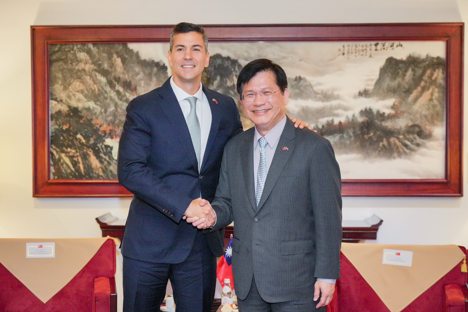 圖說三:外交部長林佳龍(右)歡迎巴拉圭總統貝尼亞(Santiago Peña,左)再次訪台,持續深化兩國邦誼。