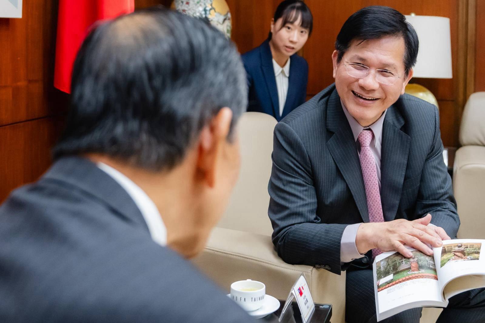圖說二:外交部長林佳龍(右)向「日本台灣交流協會」會長隅修三介紹《走進許文龍的雕塑世界》一書。