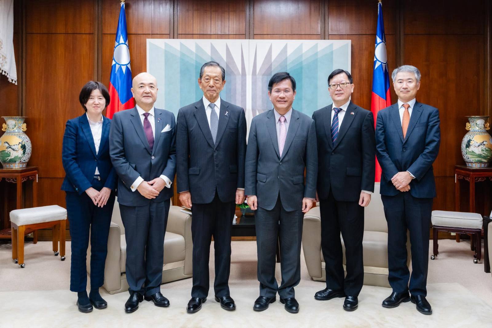 圖說三:外交部長林佳龍(右三)與「日本台灣交流協會」會長隅修三一行合影。