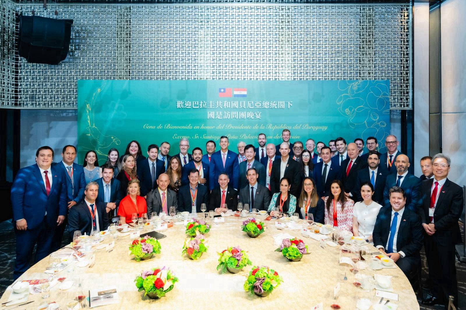 圖說三:外交部長林佳龍與巴拉圭總統貝尼亞(Santiago Peña)訪問團及兩國企業領袖合影。