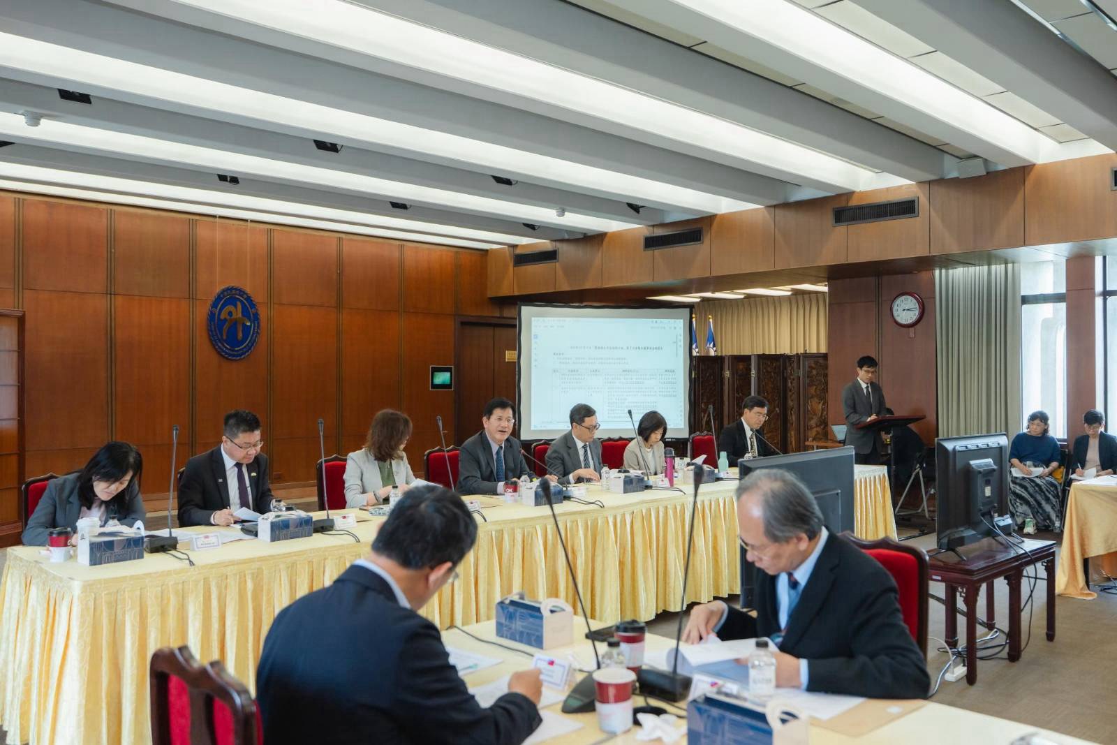 圖說二:全體諮詢委員就 WHA 展覽及友邦醫療援助計畫進行深入討論。