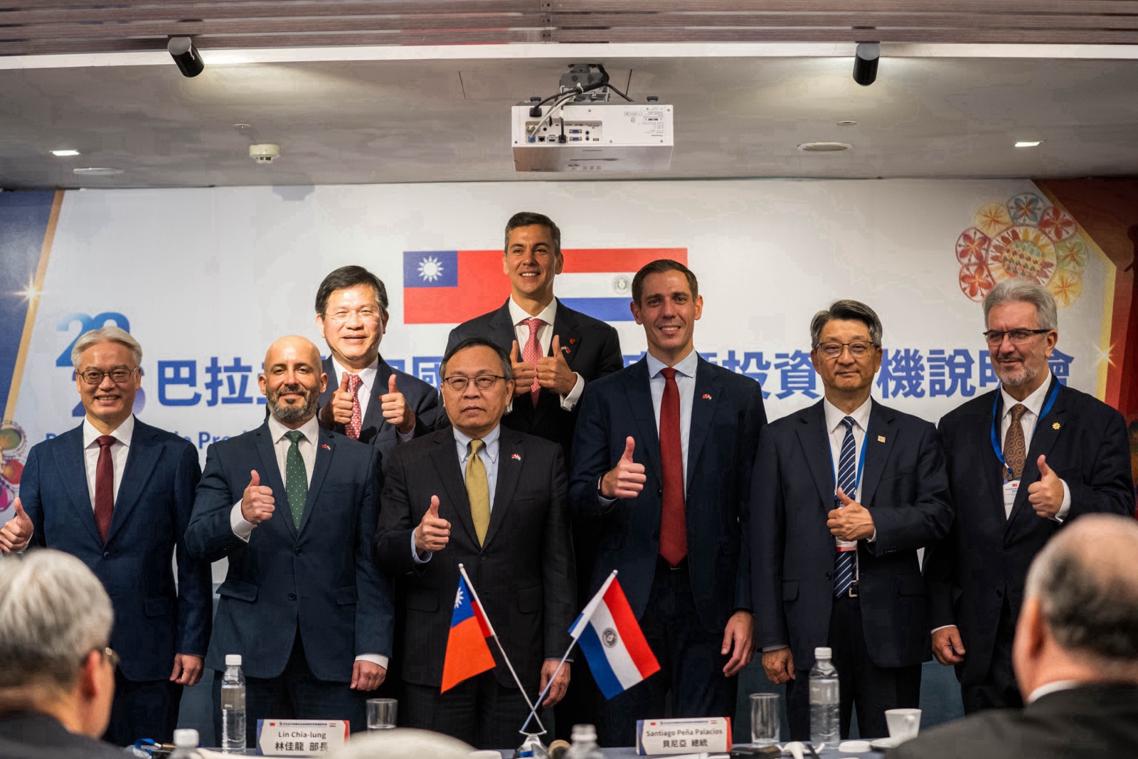 圖說三:巴拉圭貝尼亞總統(後排右)及外交部長林佳龍(後排左)與金融研訓院長高一誠(前排左一)、臺巴科大校長杜亞德(Jorge Duarte,前排左二)、中華民國國經協會理事長呂桔誠(前排左三)、巴國工商部長里克爾梅(Marco Riquelme,前排右三)、食品工業發展研究所長廖啓成(前排右二)及巴國生產暨工業聯盟會長杜瓦德(Enrique Duarte,前排右一)合影。