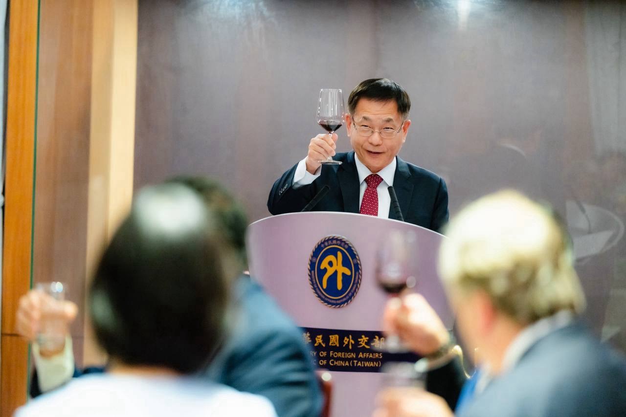 圖說七:外交部常務次長葛葆萱於外交部款宴與會貴賓。