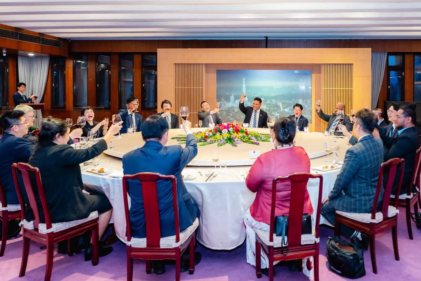圖說二:外交部長林佳龍設宴款待吐瓦魯國交通、能源、通訊及創新部部長柯飛(Simon Kofe)訪問團。