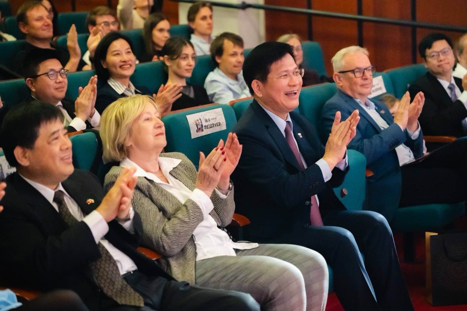 圖說四:外交部長林佳龍與捷克參議員David Smoljak(右二)等現場賓客共同欣賞「臺北木偶劇團」專場演出。