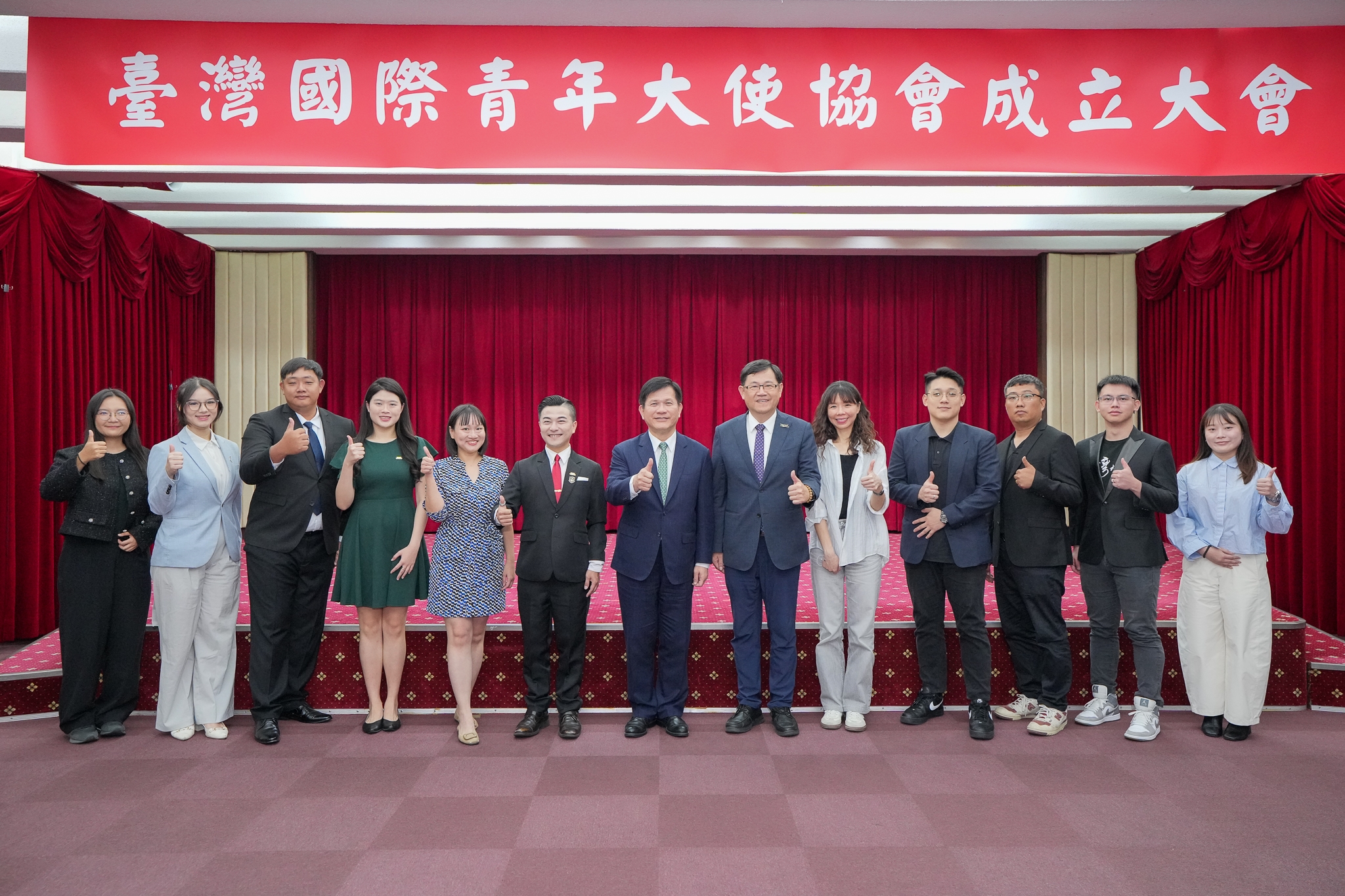 圖說四:外交部長林佳龍與協會首屆理監事成員合影。