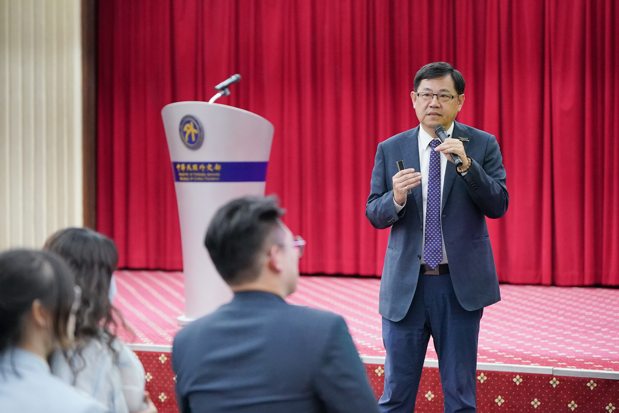 圖說三:外交部非政府組織國際事務會執行長江振瑋說明外交部未來與協會合作的願景。
