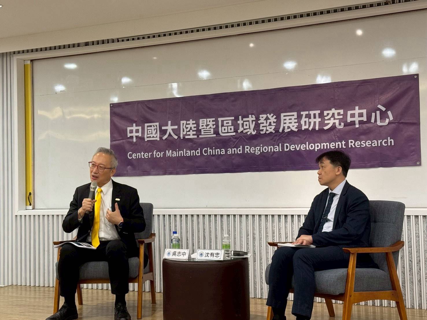 圖說三:外交部政務次長吳志中(左)與大陸委員會副主任委員沈有忠(右)對談。