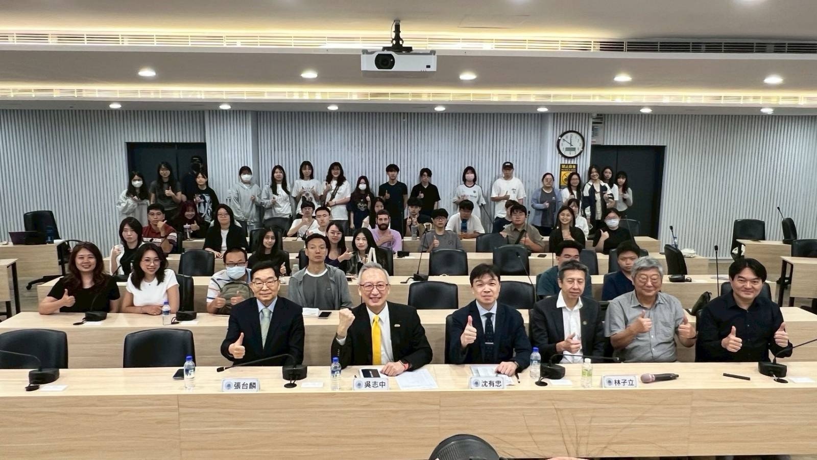 圖說二:外交部政務次長吳志中與貴賓及師生合影。