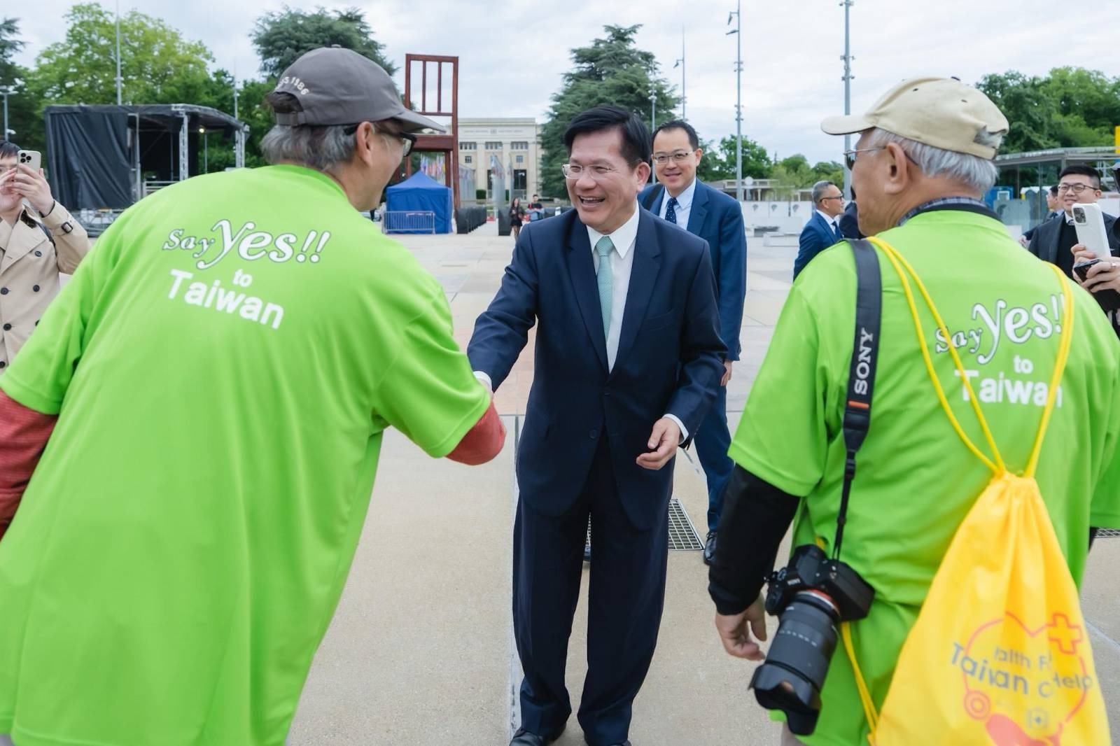 圖說四:外交部長林佳龍在三腳椅廣場向前往日內瓦宣達之我國民僑團成員致意。