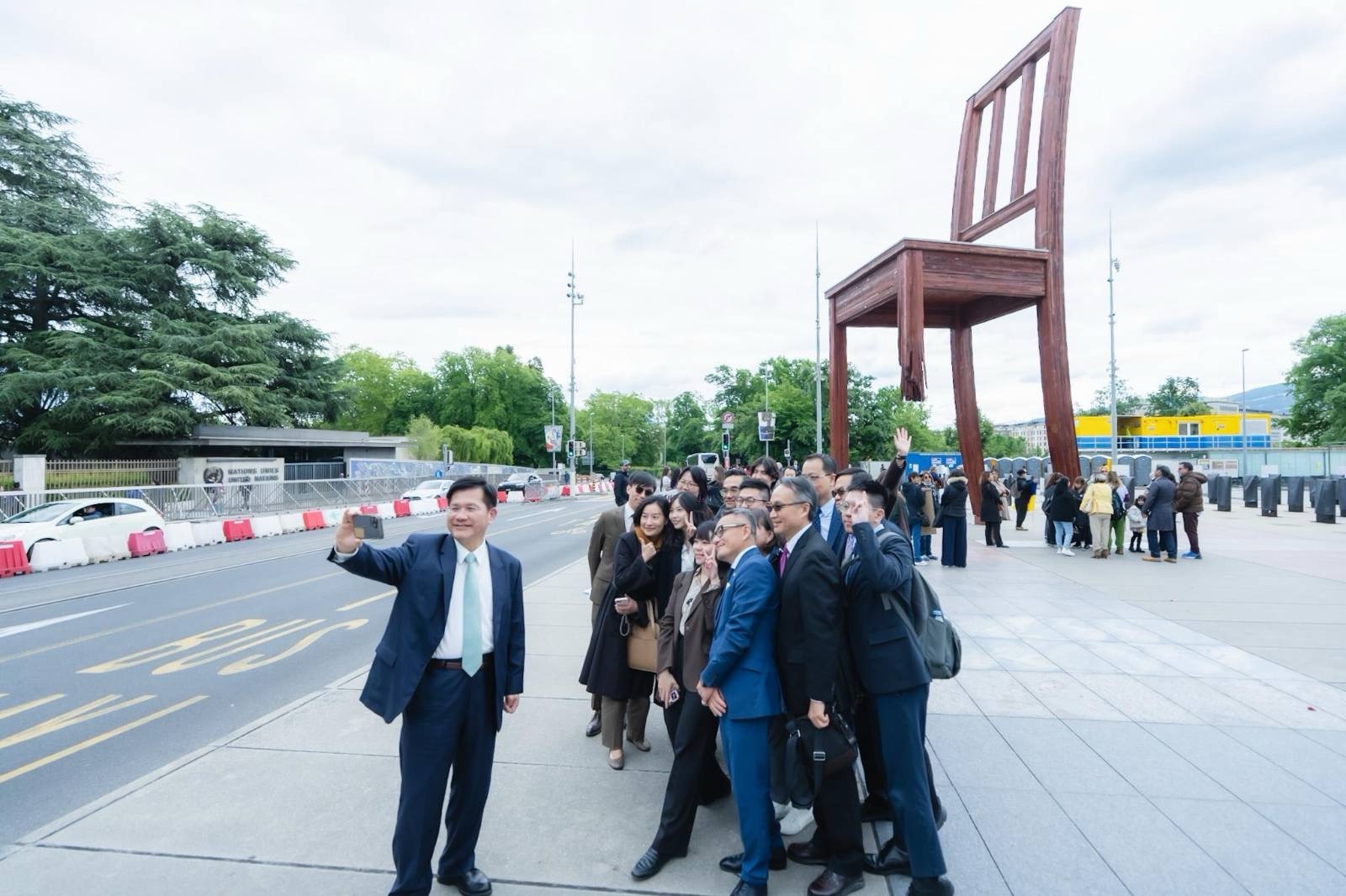 圖說三:外交部長林佳龍在日內瓦萬國宮(Palais des Nations)前著名地標三腳椅(Broken Chair)廣場與團員合影。