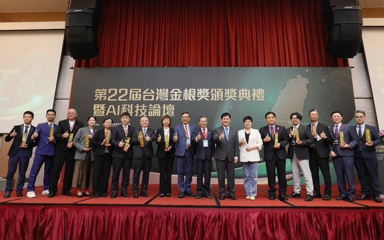 圖說二:外交部長林佳龍(右七)、涂醒哲理事長(右八)與「第22屆台灣金根獎」得獎廠商合影。