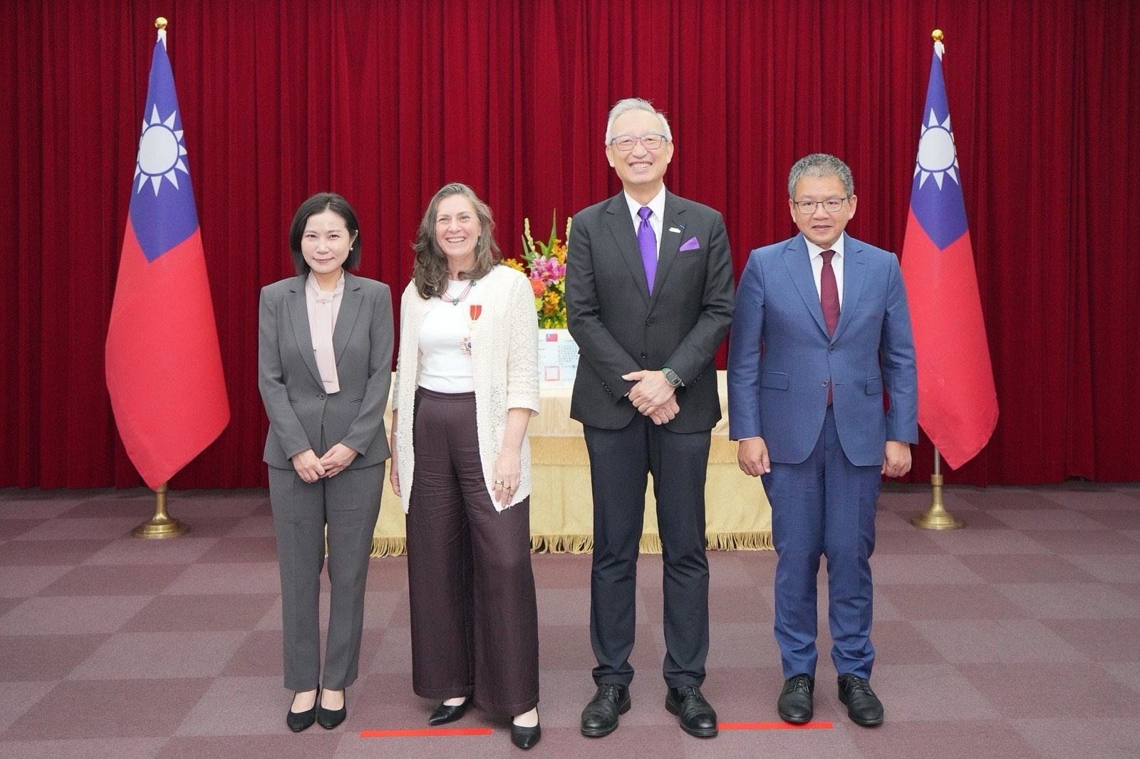 圖說二:外交部政務次長吳志中(右二)與駐台北以色列經濟文化辦事處代表游瑪雅(Maya Yaron,左二)、外交部亞西及非洲司司長顏嘉良(右一)及我國駐以色列代表李雅萍大使(左一)共同合影。
