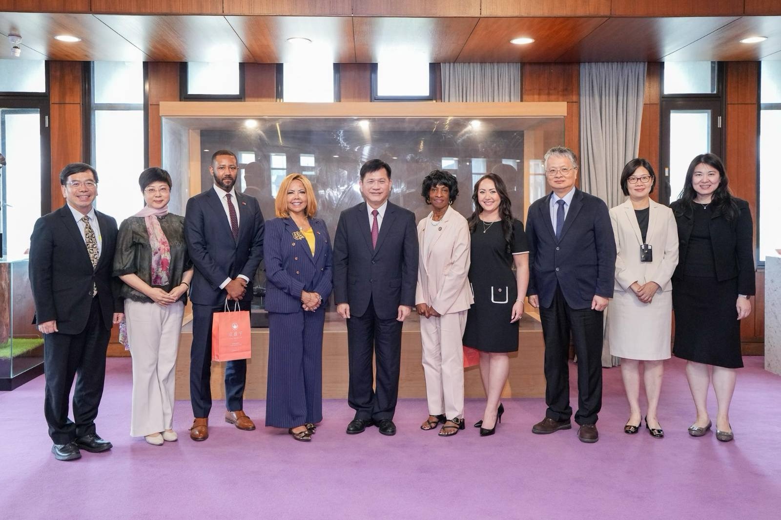 圖說四:外交部長林佳龍(左五)與麥珂貝副主席(Lucy McBath,左四)、傅晞眾議員(Valerie Foushee,右五)及與宴貴賓合影。