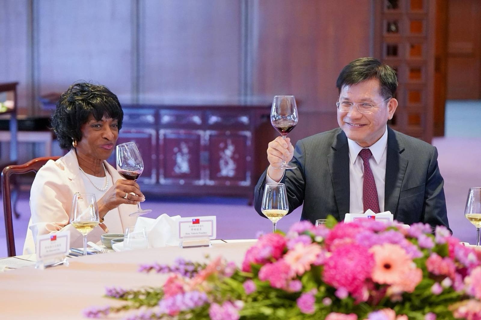 圖說三:傅晞眾議員(Valerie Foushee,左)及外交部長林佳龍(右)舉杯致意。