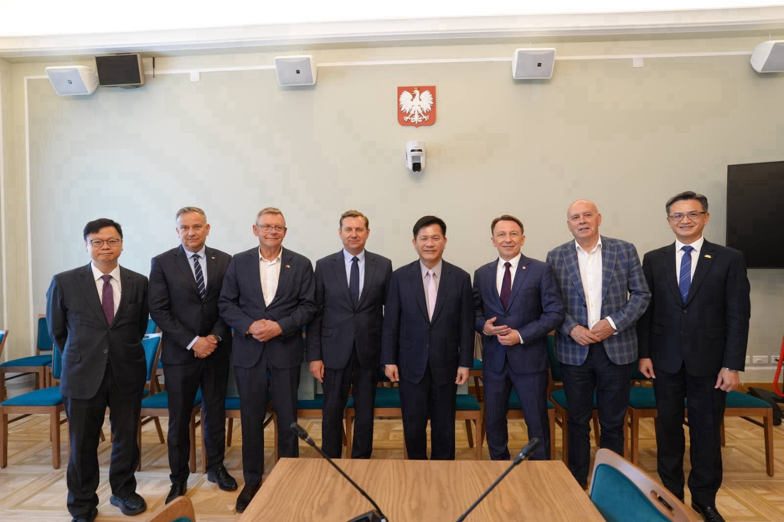 圖說二:外交部長林佳龍與波蘭眾議院經濟委員會主席柯馬拉奇(Rafał Komarewicz,左四)、能源委員會副主席諾福克 (Tomasz Nowak,左三)、能源委員會副主席卡多斯基(Krzysztof Gadowski,右二)、歐盟委員會副主席蓋布爾(Patryk Gabriel,右三)、歐盟委員會成員弗斯(Marcin Gwóźdź,左二)等友我議員合影。