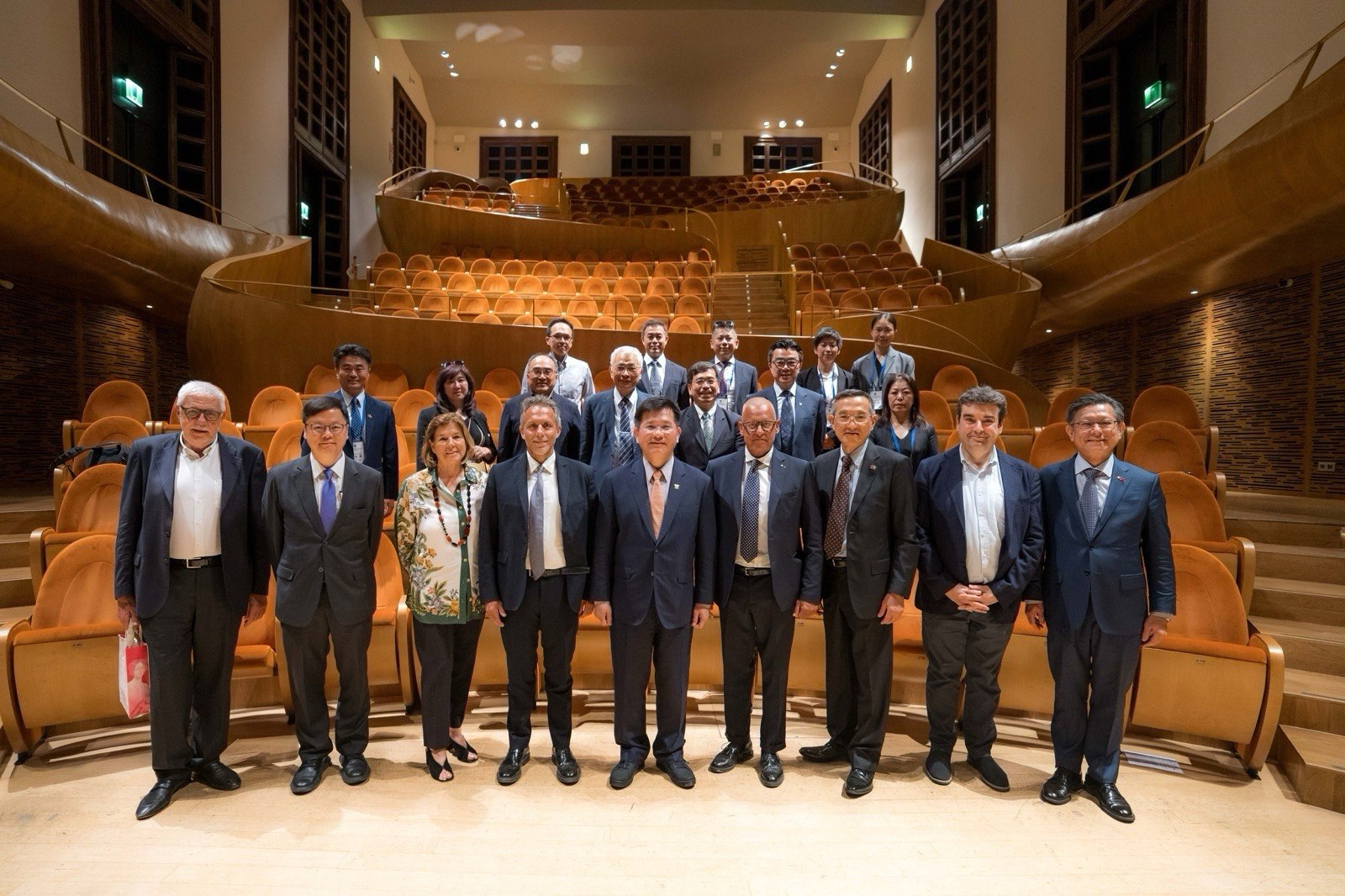 圖說四:外交部長林佳龍參訪克雷蒙納小提琴博物館(Museo del Violino)並與館長維拉(Virginia Villa,左三)及倫巴底大區議會「生產活動、教育、培訓及就業委員會」主席文杜拉(Marcello Maria Ventura,右四)等人合影。