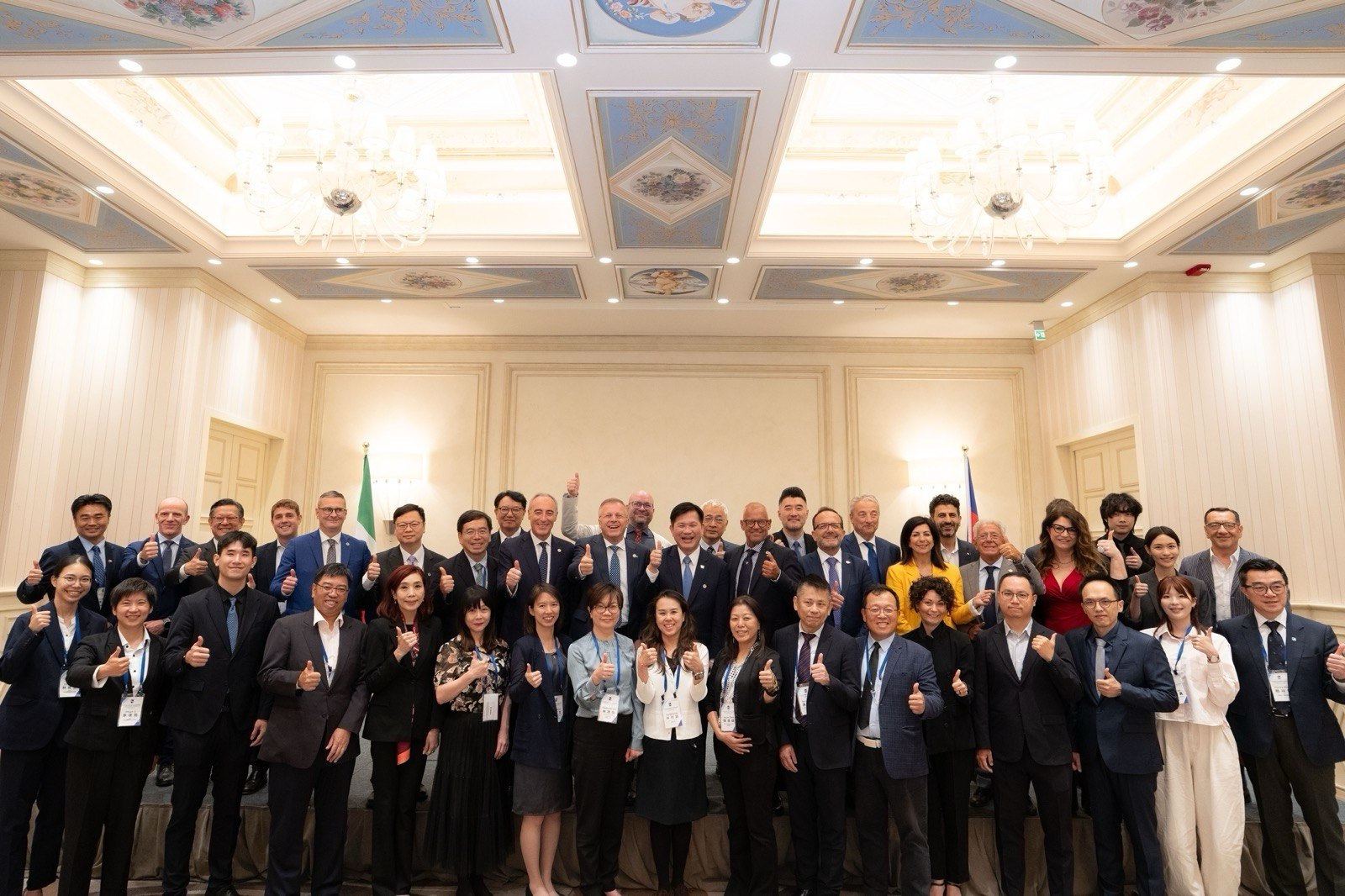 圖說三:外交部長林佳龍與出席25日晚宴之義大利政要及企業代表合影,包括倫巴底大區議會「生產活動、教育、培訓及就業委員會」主席文杜拉(Marcello Maria Ventura)、倫巴底大區議會議員暨友台小組主席羅塔(Ivan Rota)、蓋雷拉 (Giulio Gallera)議員、馬蘭奇尼(Giovanni Francesco Malanchini)議員、殷斐倪齊(Diego Invernici)議員、皮埃蒙特大區羅斯(Domenico Rossi)議員、瓦列(Daniele Valle)議員及倫巴底大區工業總會主席帕西尼(Giuseppe Pasini)等與會貴賓。