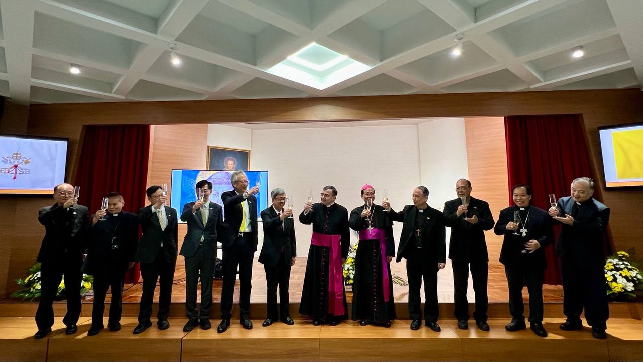 圖說三:教廷大使館代辦馬德範蒙席(Msgr. Stefano Mazzotti,中)邀請中研院院長陳建仁(左六)、外交部政務次長吳志中(左五)、內政部次長董建宏(左四)、外交部歐洲司司長黃鈞耀(左三)及台灣主教團向現場賓客祝酒。