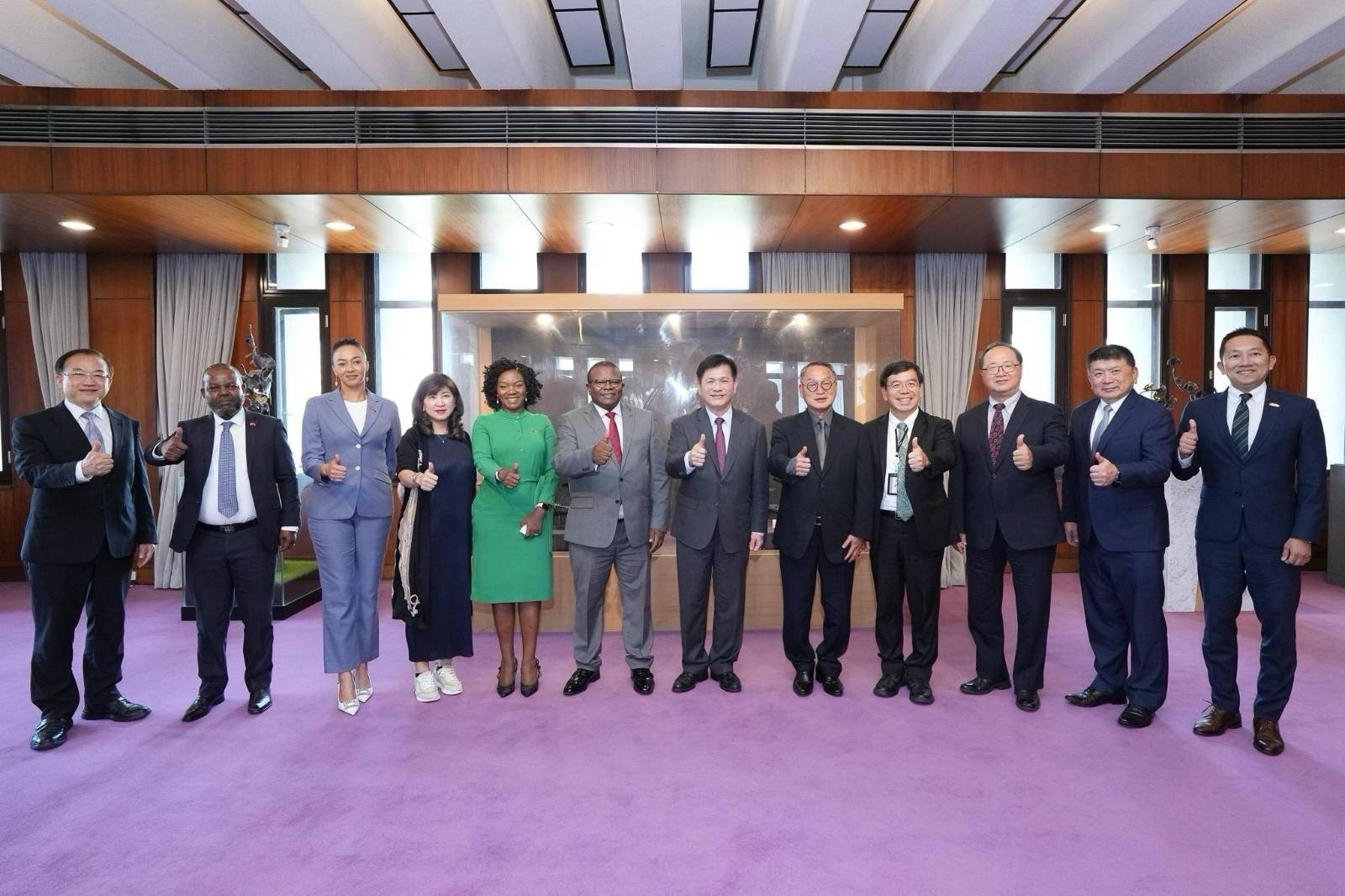 圖說三:外交部長林佳龍與史瓦帝尼王國商工暨貿易部長庫馬羅(Manqoba Khumalo,左六)夫婦訪問團及與宴貴賓合影。