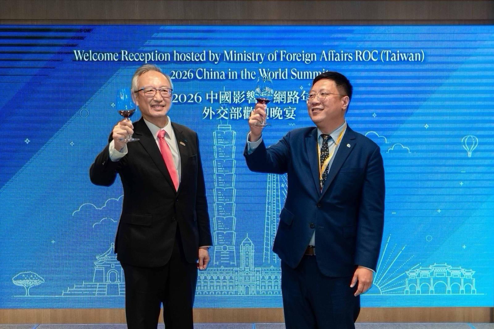 圖說三:外交部政務次長吳志中(左)與台灣民主實驗室共同創辦人暨執行長吳銘軒(右)舉杯致意。